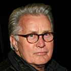 Martin Sheen به عنوان Roger Strong
