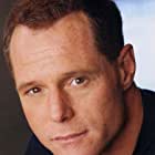 Jason Beghe به عنوان State Trooper