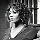 Alfre Woodard به عنوان Evelyn