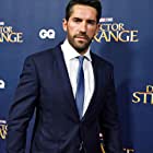 Scott Adkins به عنوان Barton Geddes