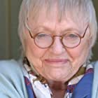 Pat Carroll به عنوان Landlady