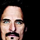 Kim Coates به عنوان Bennett