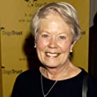 Annette Crosbie به عنوان Granny
