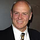 Alan Dale به عنوان Monsignor Chamberlain