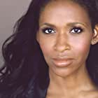 Merrin Dungey به عنوان Detective Adrienne Quinlan