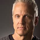 Patrick Fabian به عنوان Howard Hamlin