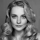 Amanda Fairbank-Hynes به عنوان Belinda