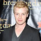Noel Fisher به عنوان Mickey Milkovich