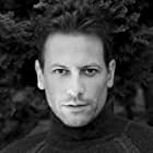 Ioan Gruffudd به عنوان Henry Bradley