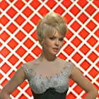 Joey Heatherton به عنوان Milton's Mother