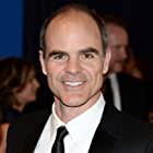 Michael Kelly به عنوان Doug Stamper