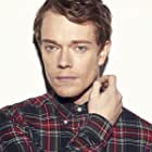 Alfie Allen به عنوان Victor