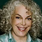 Marilyn Sokol به عنوان Chanting Woman