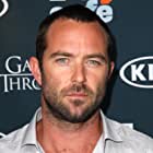 Sullivan Stapleton به عنوان Kurt Weller