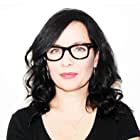 Guinevere Turner به عنوان Elizabeth
