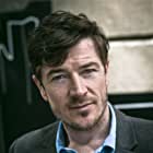 Barry Ward به عنوان Leslie