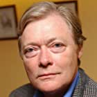 Simon Ward به عنوان Bishop Gardiner