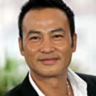 Simon Yam به عنوان Principal Fireman - Lee Pui-to