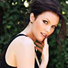 Bellamy Young به عنوان Karen Pappas