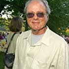 Harris Yulin به عنوان Bernstein
