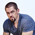 Steve Howey به عنوان Kevin Ball