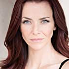 Annie Wersching به عنوان Leslie Dean