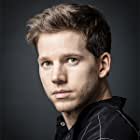 Stark Sands به عنوان Brad