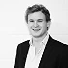 Max Pirkis به عنوان Blakeney, Midshipman