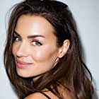 Rebecca Marshall به عنوان Emily Dopkins