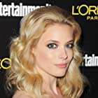 Gillian Jacobs به عنوان Atom Eve