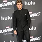 Gregg Sulkin به عنوان Chase Stein