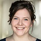 Amy Loughton به عنوان Mrs. Bennett