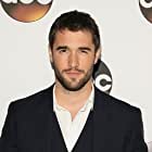 Josh Bowman به عنوان Emergency Police