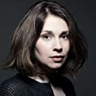 Alexandra Szucs به عنوان Female Bank Worker