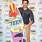 Ian Harding به عنوان Ford Executive - Ian