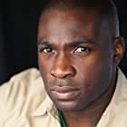 Ike Amadi به عنوان Officer Mantus