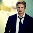 Bradley James به عنوان Tom Dunbar
