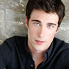 Levi Fiehler به عنوان Mayor Ben Hawthorne