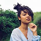 Aisha Dee به عنوان Cara