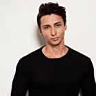 Julian Cihi به عنوان Tim Kono