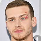 Oliver Stark به عنوان Evan 'Buck' Buckley