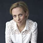 Lucy Phelps به عنوان Lynne