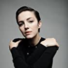 Ella Hunt به عنوان Sue Gilbert