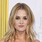 Virginia Gardner به عنوان Amanda