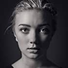Sofie Asplin به عنوان Ari Hauntington