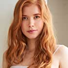 Lesley Grant به عنوان Resident Girl 2