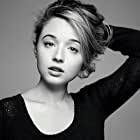 Carson Meyer به عنوان Nora