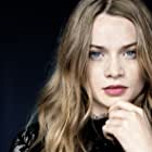 Luna Wedler به عنوان Mia