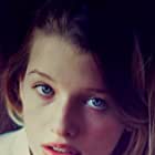 Ever Anderson به عنوان Young Alicia